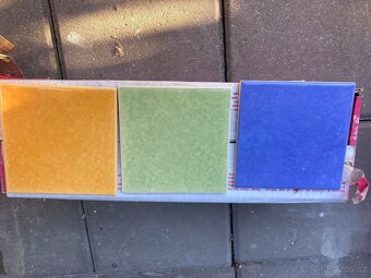 Zbylé malé barevné obkladačky do koupelny