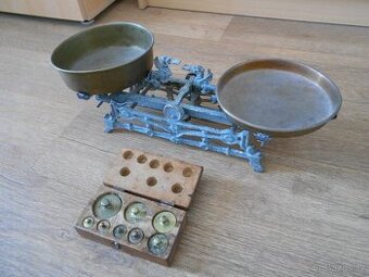 Stará, kuchyňská váha + sada mosazných závaží