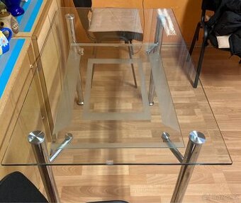 Skleněný jídelní stůl