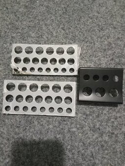 Nepoužité stojánky na kalíšky k tetování