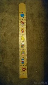 Závěsný metr dřevěný s obrázky