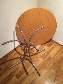 Kulatý jídelní stůl