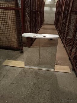 Skříňka se zrcadlem s osvětlením a zástrčka do koupelny