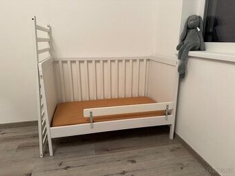 Postýlka Sundvik + matrace + 2x ochrana + děka a polštář