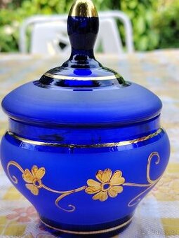 Skleněná modrá cukřenka se zlatým motivem