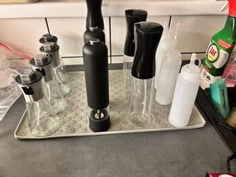 mlýnky na sůl a pepř, dávkovače na tekutiny, 50 kc za kus