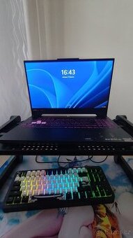 Herní notebook RTX 3050 / 16GB RAM / SSD 512GB – TOP stav