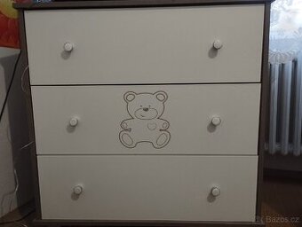 Dětská postýlka + komoda + doplňky