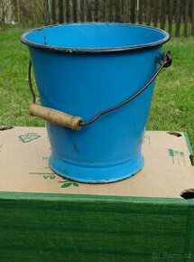 Modrý smaltovaný kbelík , starý ca 80 let , pro dekorace . .