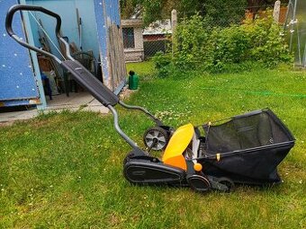 Vřetenová sekačka s košem Fiskars