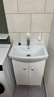 Skřínka pod umyvadlo s umyvadlem