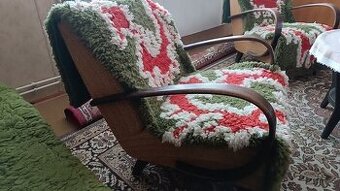 Prodám velmi pěkná , ceněná, stará křesla s madly.