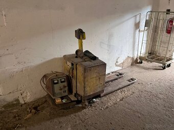 Elektrický paletový vozík / nízkozdvižný vozík TOYOTA s nabí