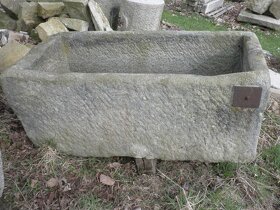 Velká stará kamenná žulová stírka kaménka napaječka koryto k