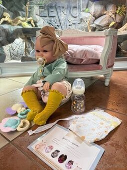 Realistická Reborm panenka s čelenkou a příslušenstvím