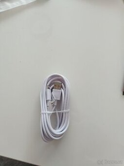 USB C, černý a bílý