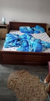 manželská postel plus dva noční stolky