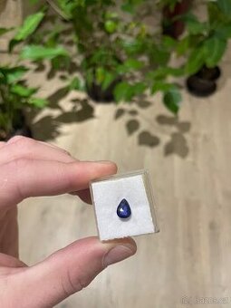 Modrý safír 2 ct diffused kapka