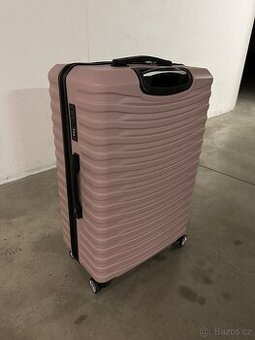 Velký cestovní kufr