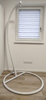 Bílý stojan na závěsné houpací křeslo