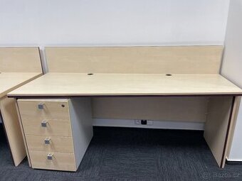 Kancelářský stůl s paravánem