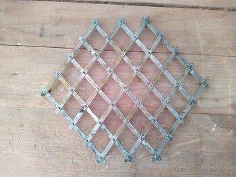 Starožitný stojan pod horký hrnec