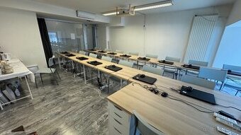 Stoly a židle z učebny