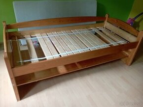 Dřevěná postel masiv