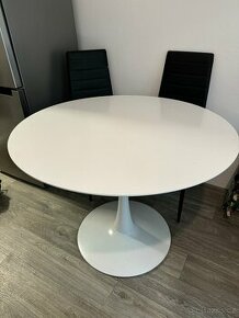 kulatý stůl a židle