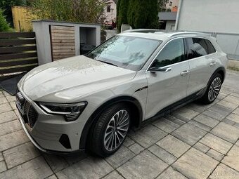 Audi E-tron 55 300kW plná výbava najeto 59 tis km nový motor