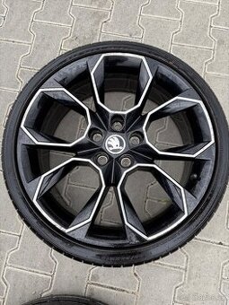 Prodám alu kola Škoda 19” s letními pneu NEXEN 225/35 R19 –