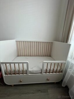 Dětská postýlka se zásuvkou MYLLRA +matrace+ochranný potah