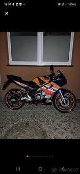 Koupím motorku 125 Hondu Cbr r125 nebo Yamaha yzf r125