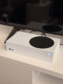 Prodám Xbox Series S + 2 ovladače
