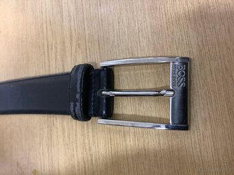 Černý pánský pásek Hugo Boss, vel. 85-32