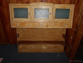 velká police s dvířky  a zásuvkami