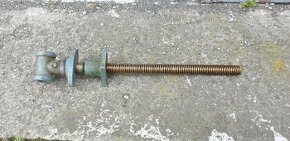 Trapezový šroub na hoblici