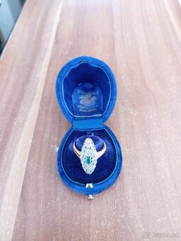 LUXUSNÍ ZLATÝ PRSTEN SE SMARAGDEM A BRILIANTY