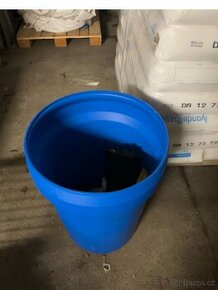 Plastové sudy/ bečky- 114 L s víkem a sponou.