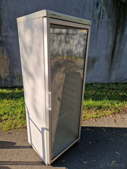 Prosklena lednice - chladici vitrina