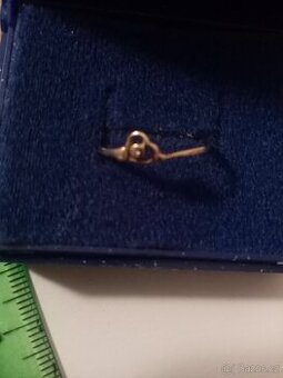 Prstýnek s bílým kamínkem