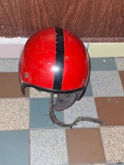 Přilba na veterána, retro přilba- KOVONA KARVINÁ- červená