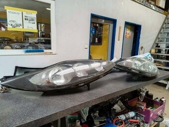 Ford Fiesta VI -- přední světlo