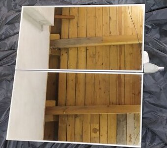 Skříňka se zrcadlem