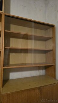 Knihovnička prosklená - 3 poličky - dřevotříska 70. léta