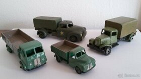 Staré kovové modely Dinky Toys a jeden Vilmez