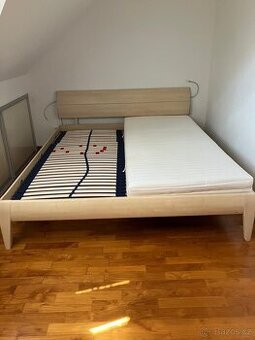 manželská postel
