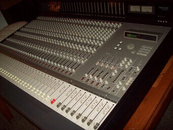 studiový analogový mixážní pult TASCAM M-3700 automated mixi