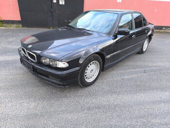 Bmw e38 735i 175kw veškeré náhradní díly z vozu