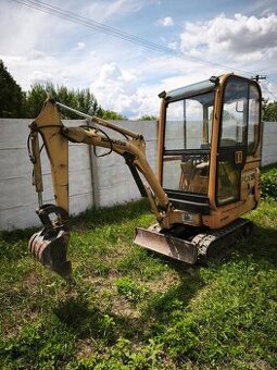 Komatsu PC12R váha 1500kg